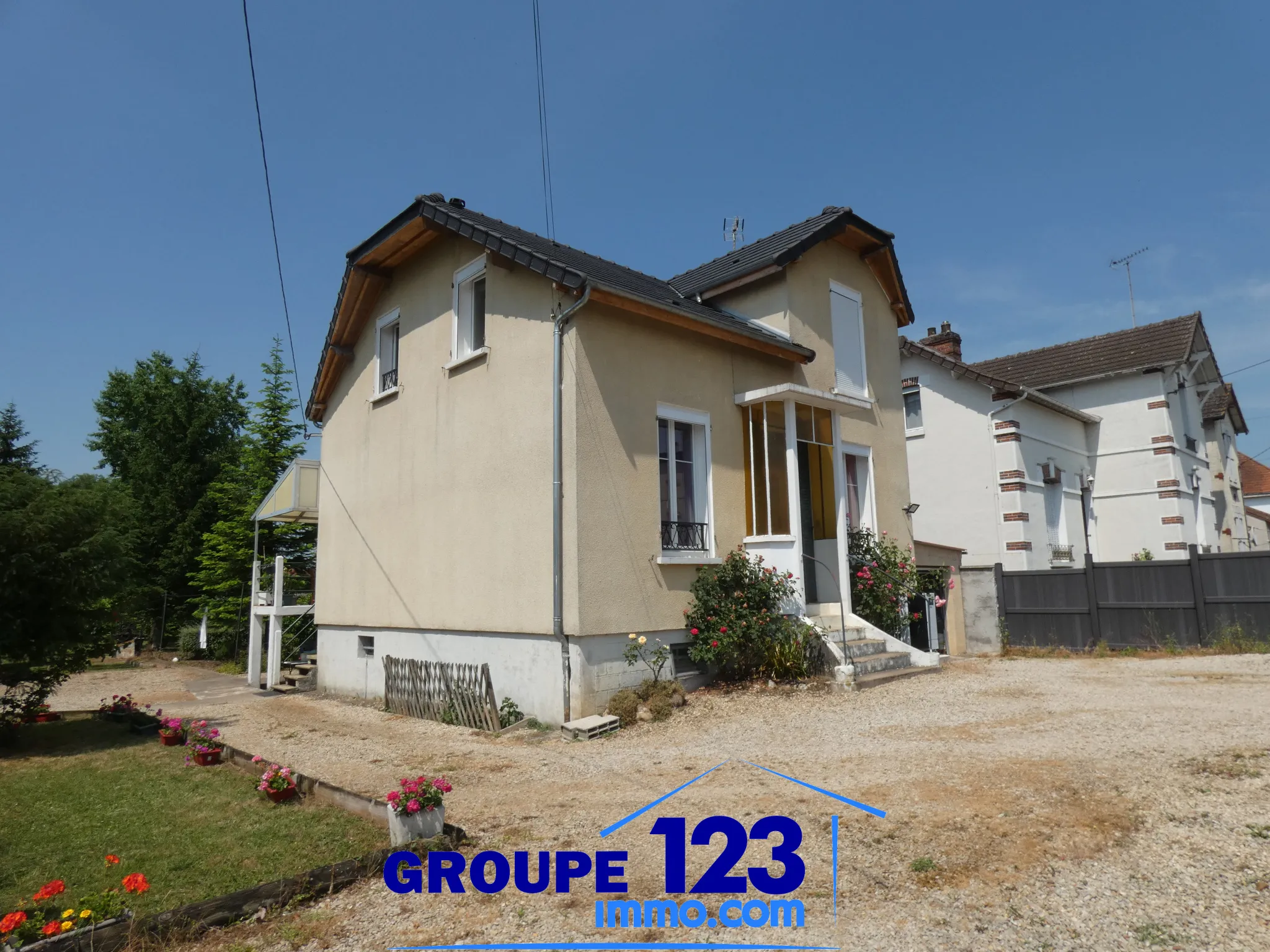 Maison avec grand terrain et double garage à Migennes 