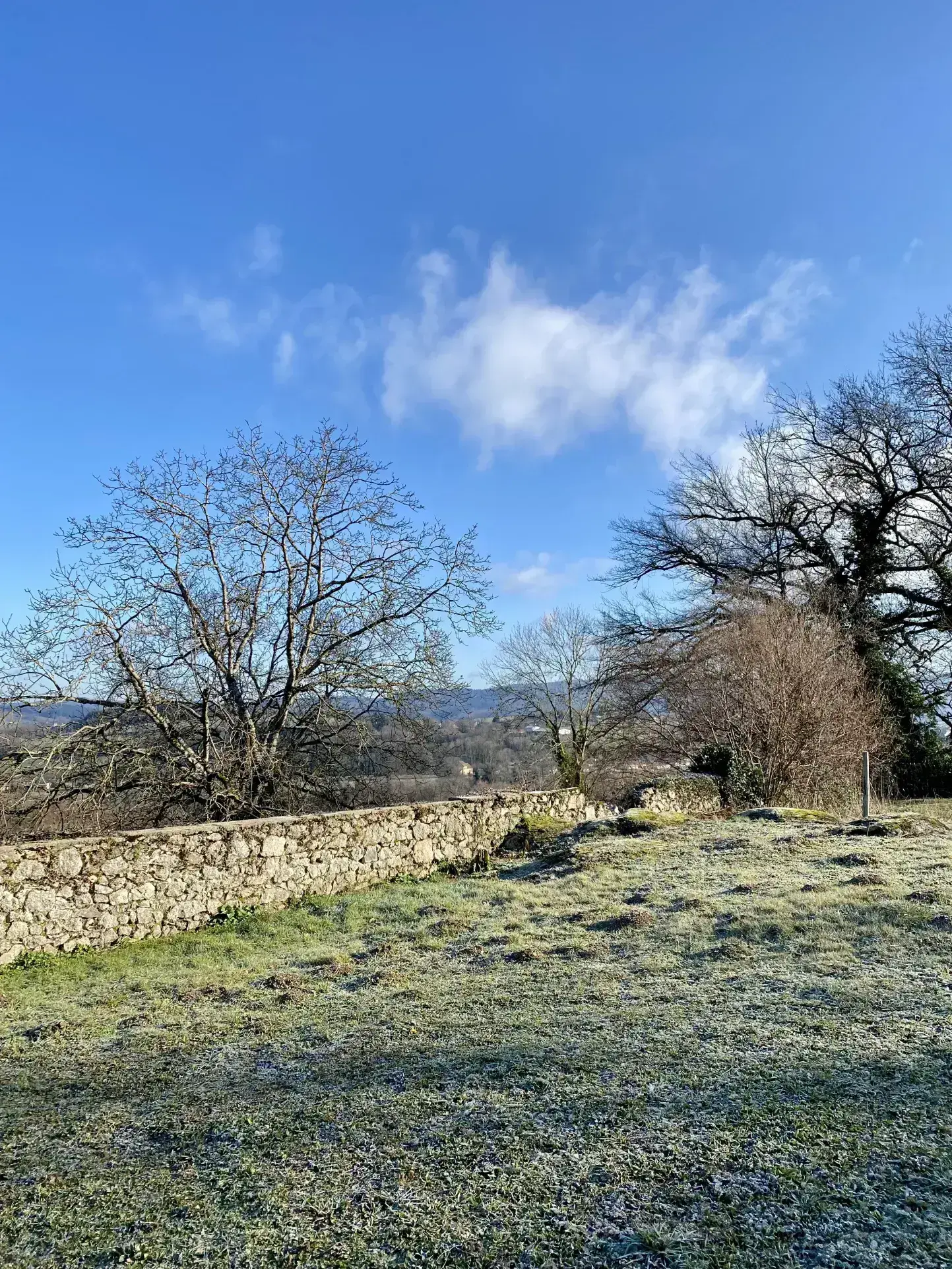 Maison en pierres avec vue et dépendance à Le Mayet de Montagne 