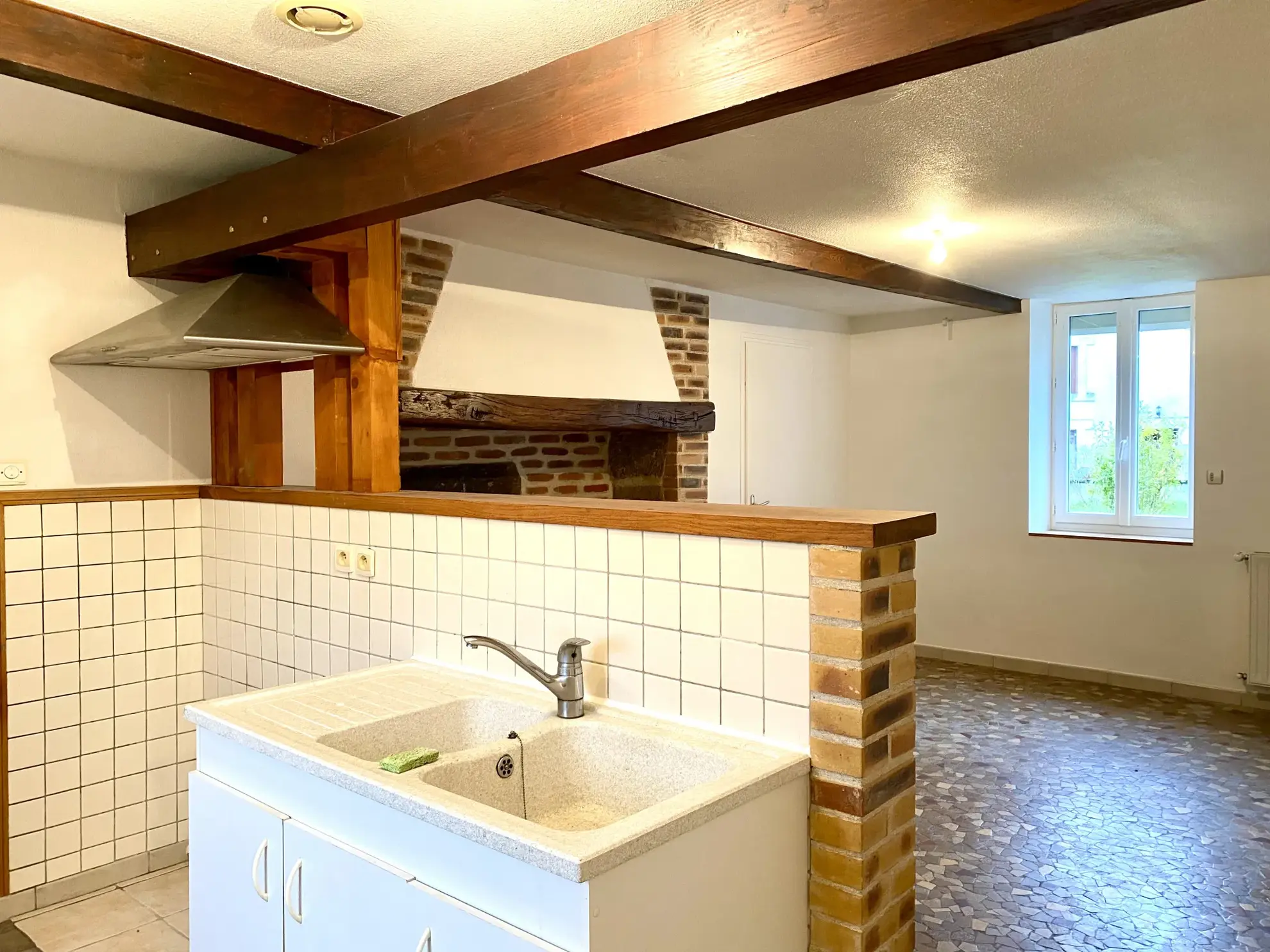 Maison en pierres avec vue et dépendance à Le Mayet de Montagne 