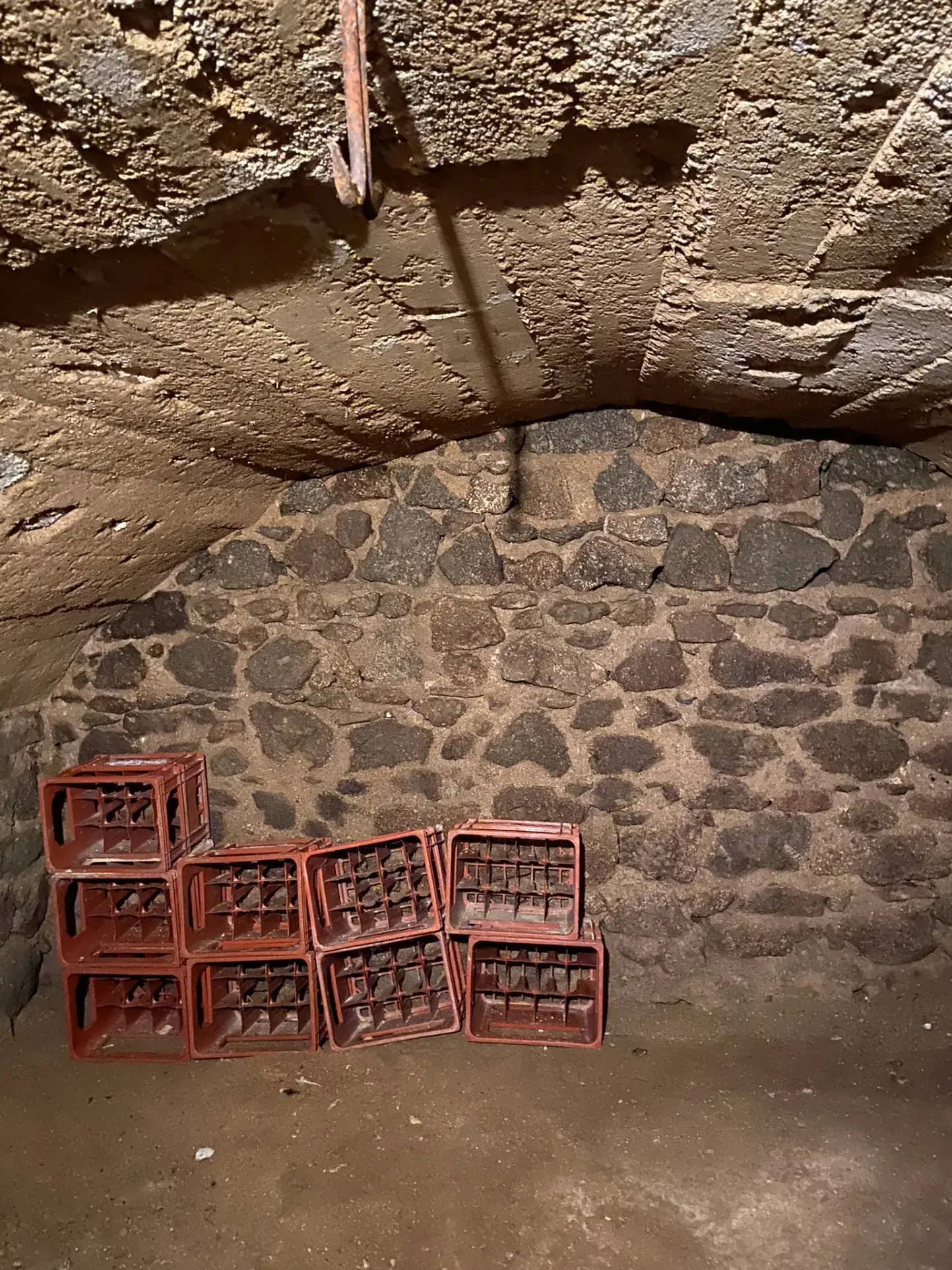 Maison en pierres avec vue et dépendance à Le Mayet de Montagne 