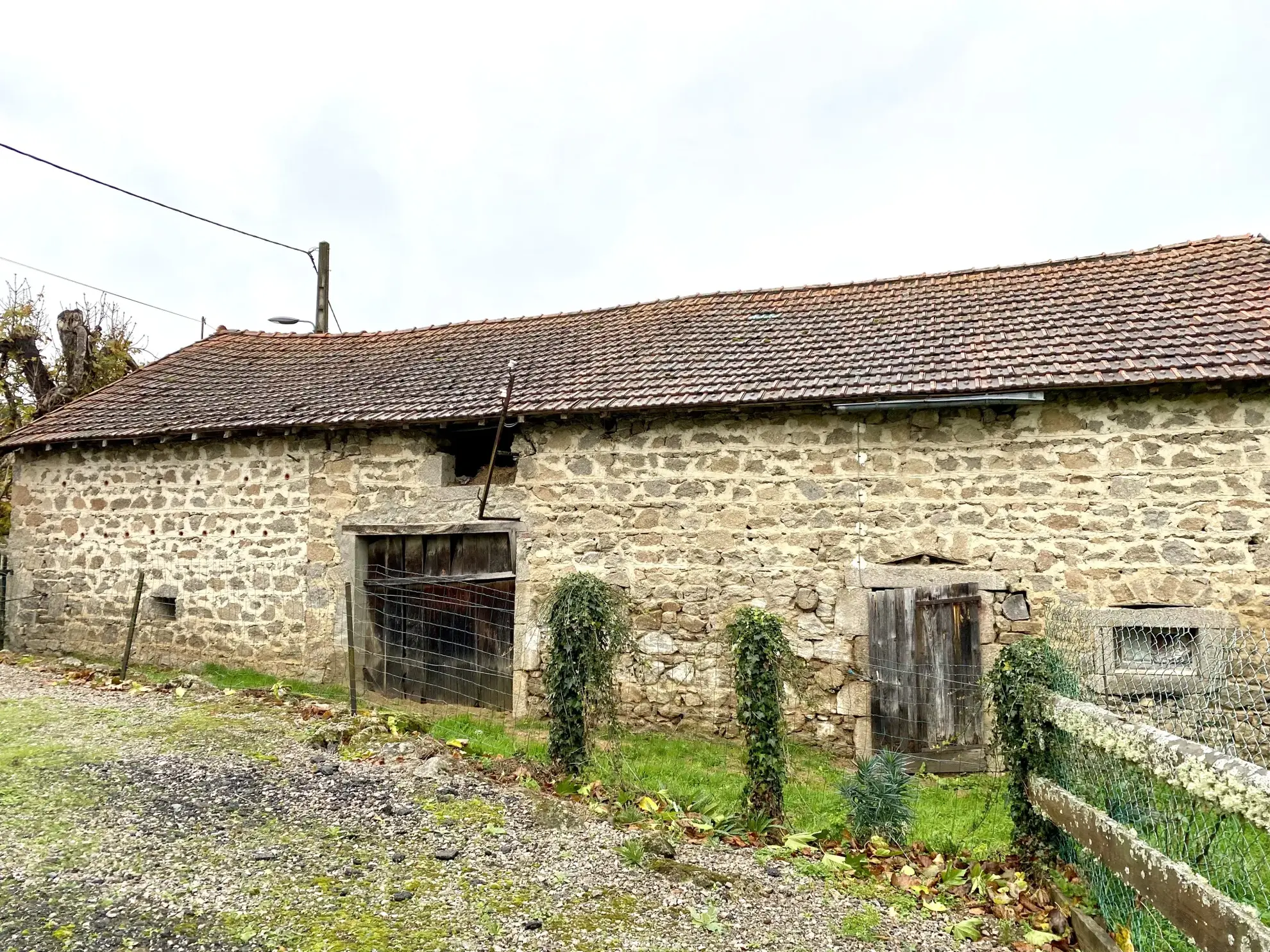 Maison en pierres avec vue et dépendance à Le Mayet de Montagne 