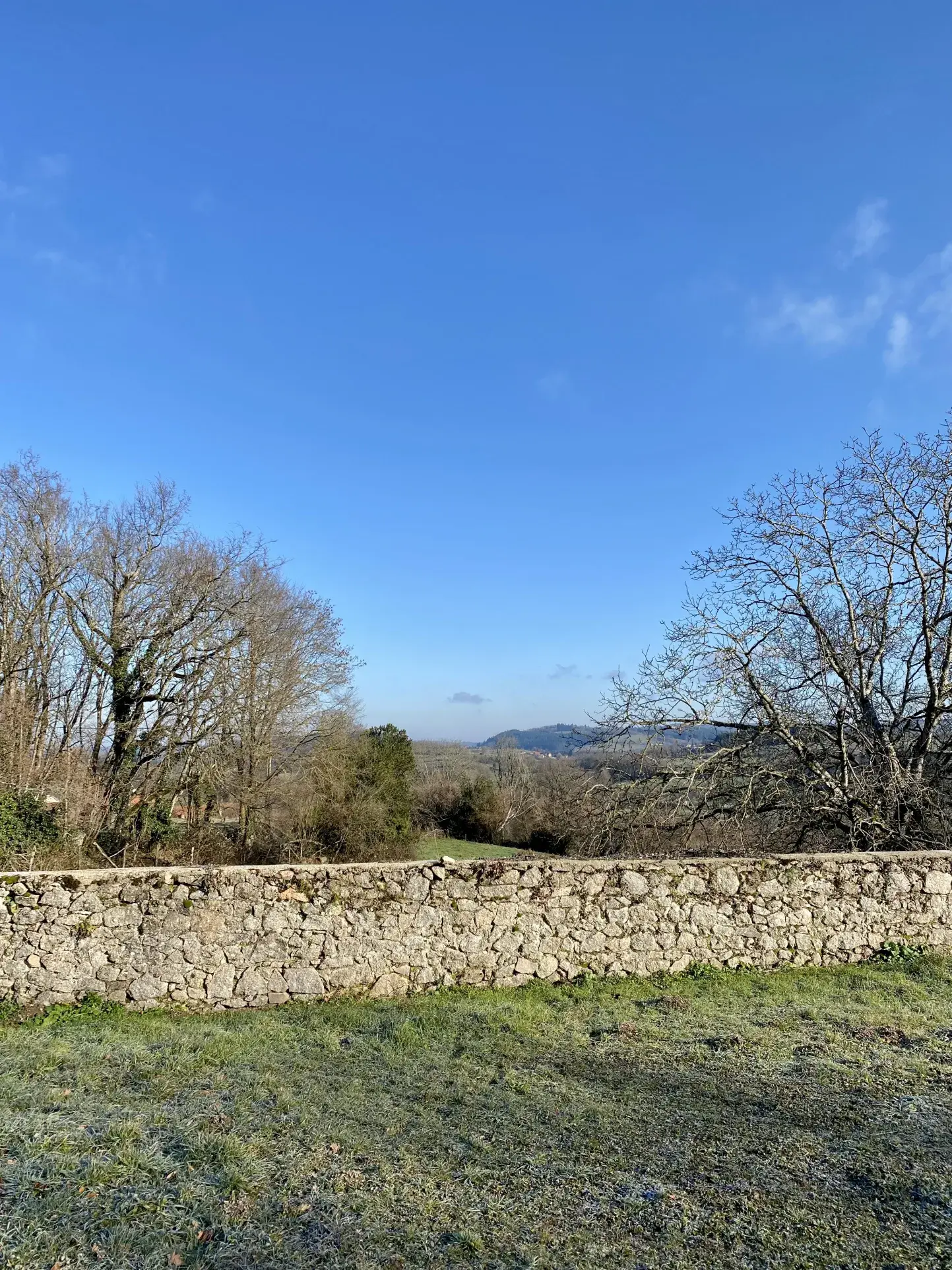 Maison en pierres avec vue et dépendance à Le Mayet de Montagne 