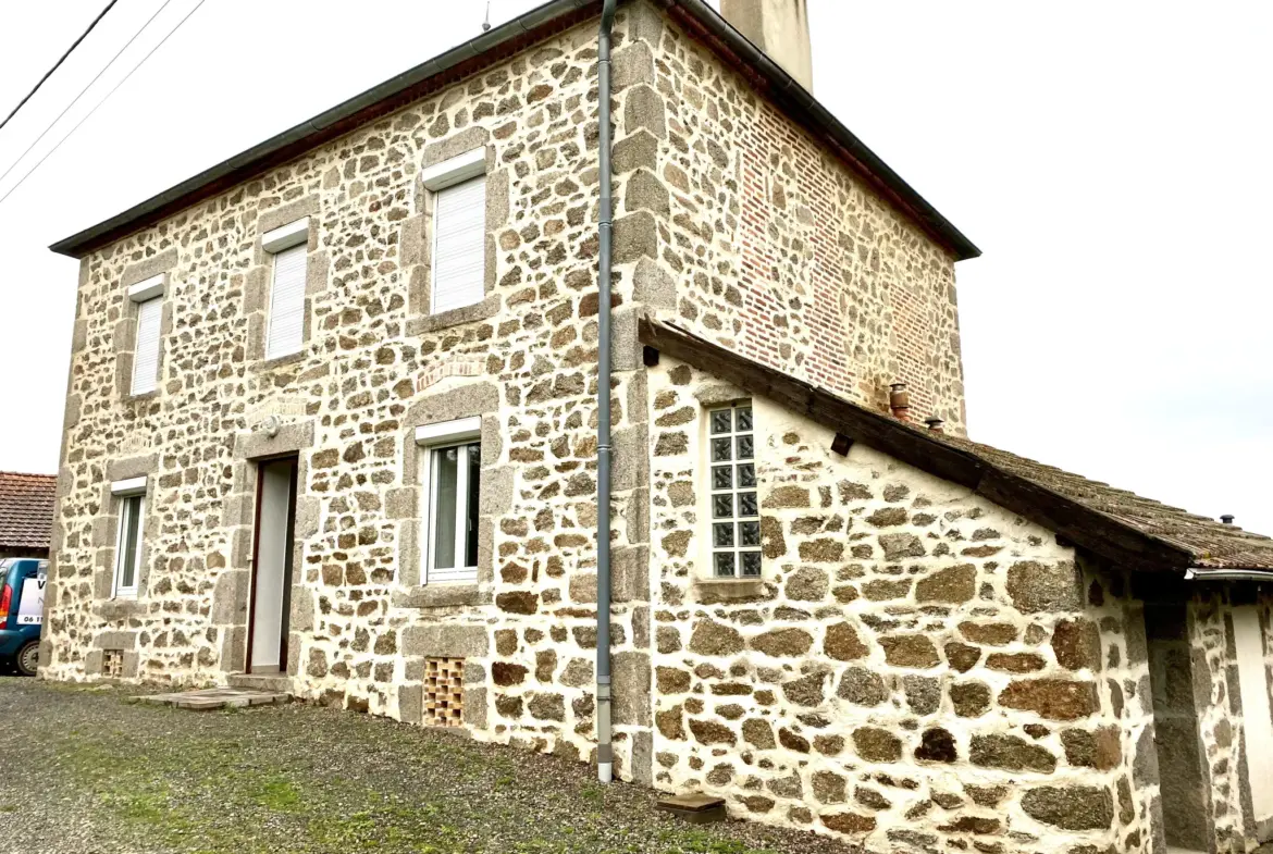 Maison en pierres avec vue et dépendance à Le Mayet de Montagne 