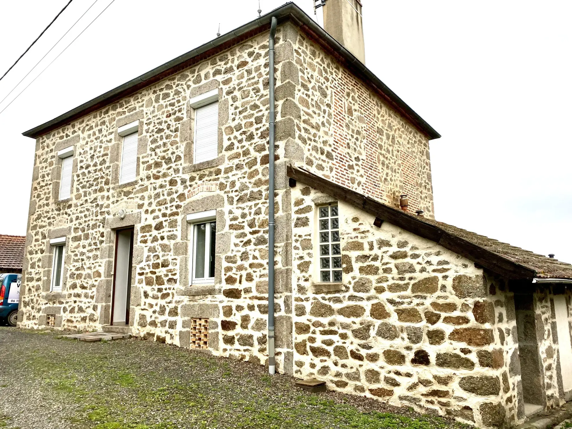 Maison en pierres avec vue et dépendance à Le Mayet de Montagne 