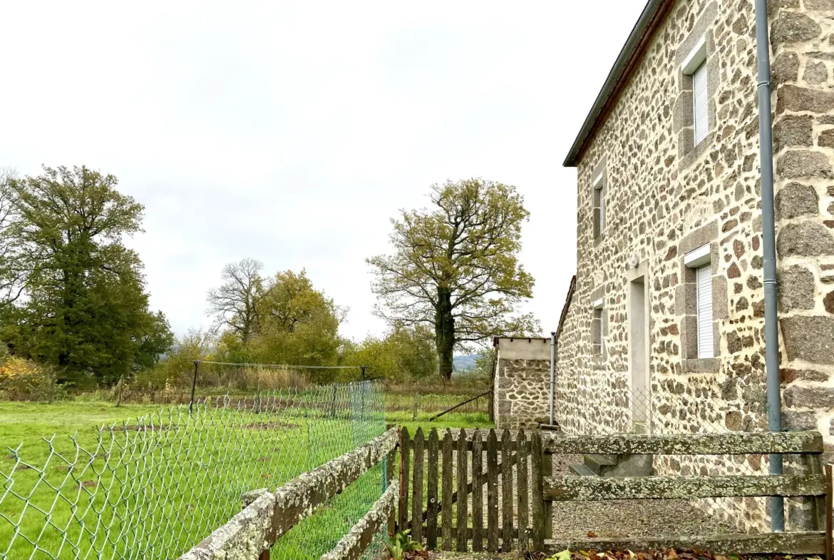 Maison en pierres avec vue et dépendance à Le Mayet de Montagne 