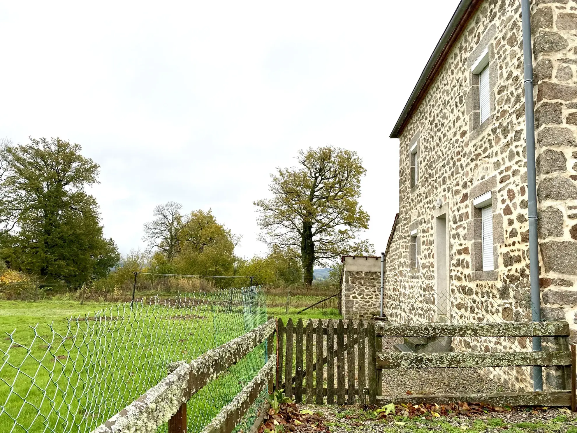 Maison en pierres avec vue et dépendance à Le Mayet de Montagne 