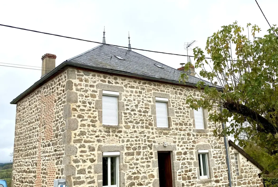 Maison en pierres avec vue et dépendance à Le Mayet de Montagne 