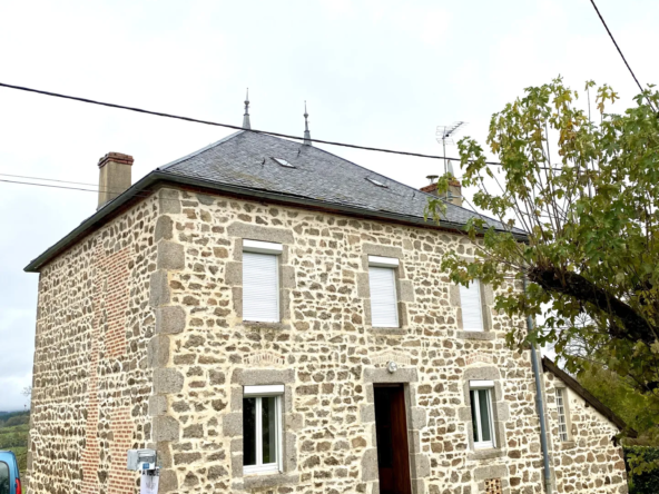 Maison en pierres avec vue et dépendance à Le Mayet de Montagne