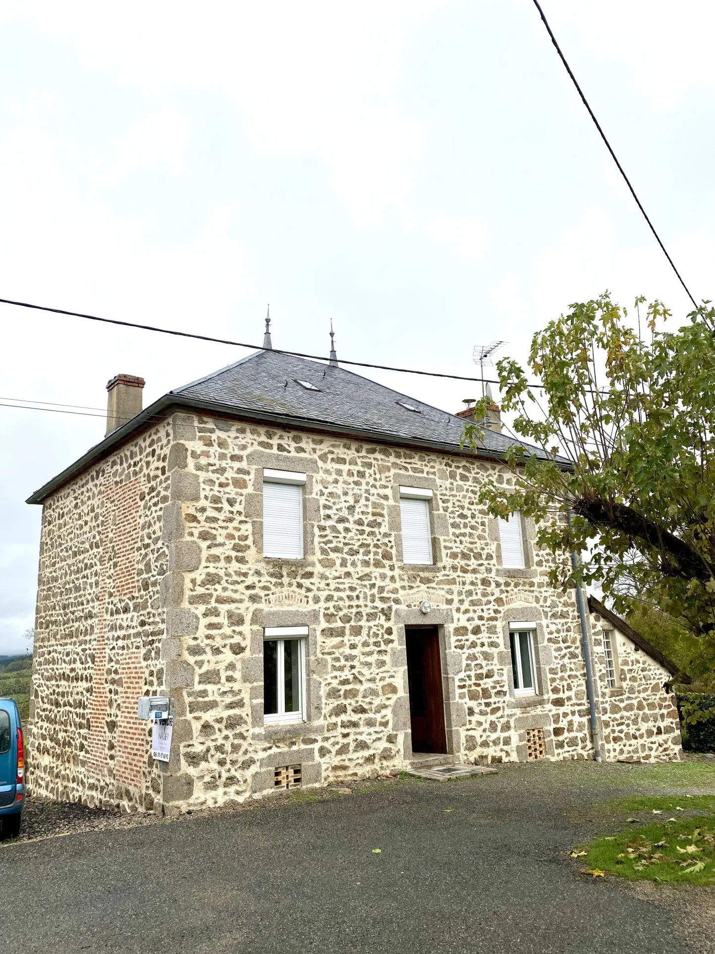 Maison en pierres avec vue et dépendance à Le Mayet de Montagne 