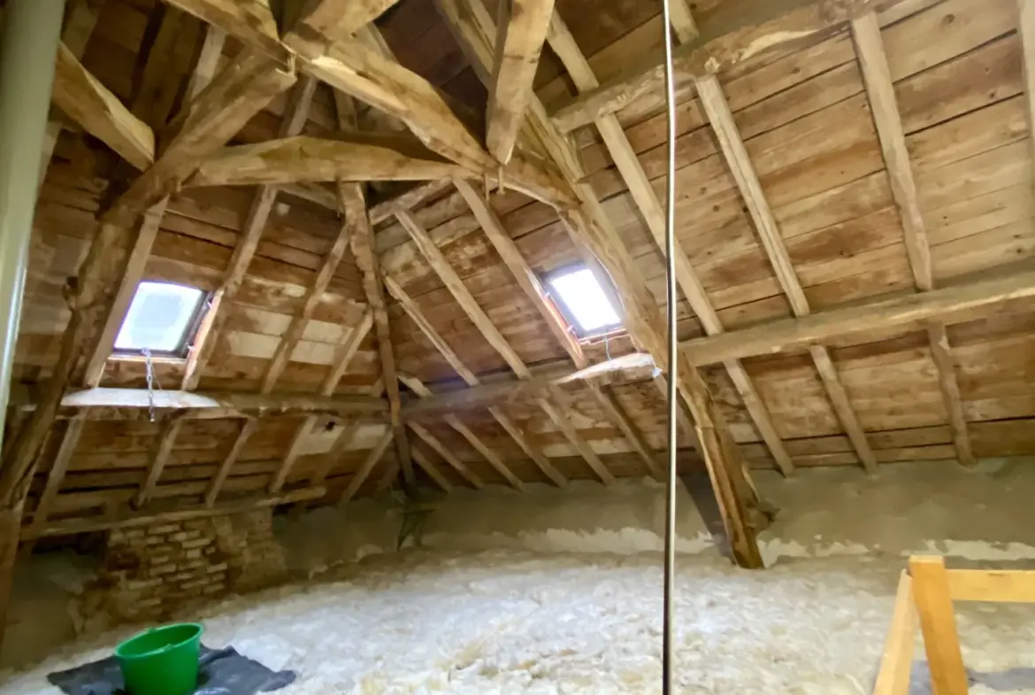 Maison en pierres avec vue et dépendance à Le Mayet de Montagne 