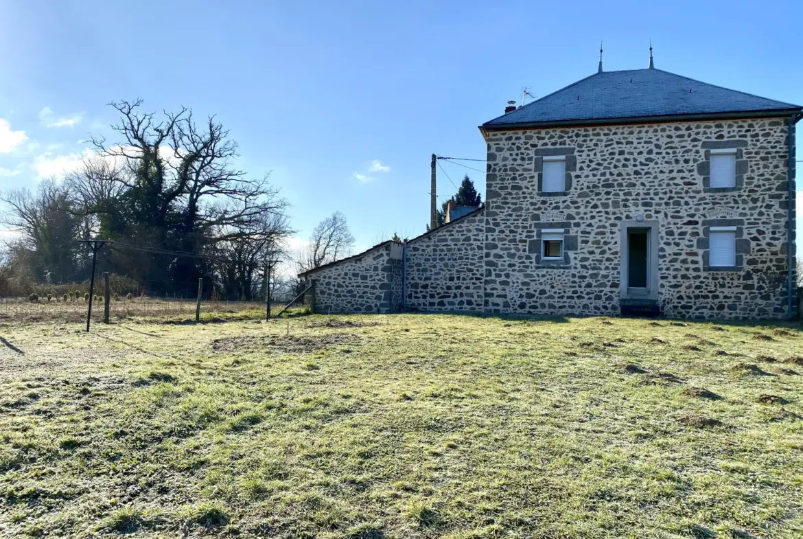 Maison en pierres avec vue et dépendance à Le Mayet de Montagne 