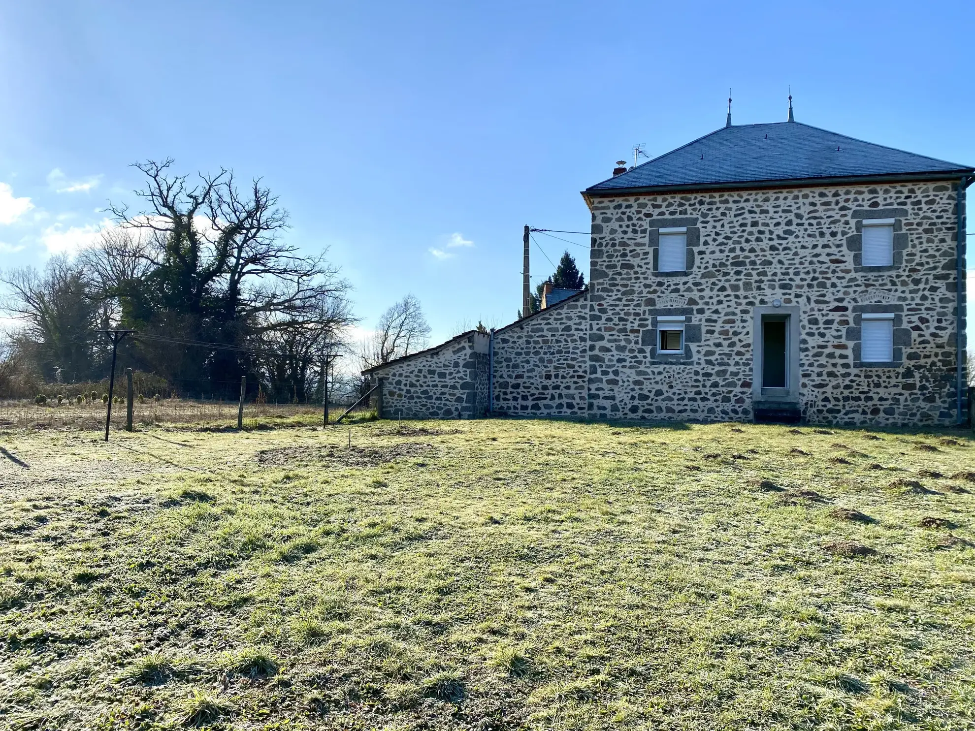 Maison en pierres avec vue et dépendance à Le Mayet de Montagne 