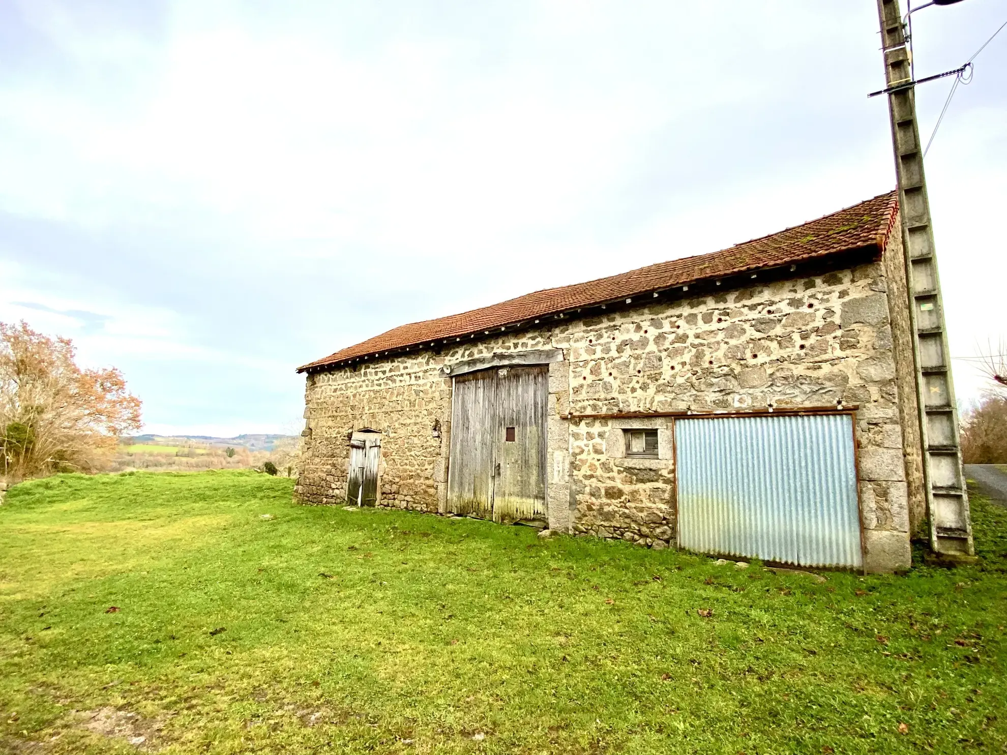 Maison en pierres avec vue et dépendance à Le Mayet de Montagne 