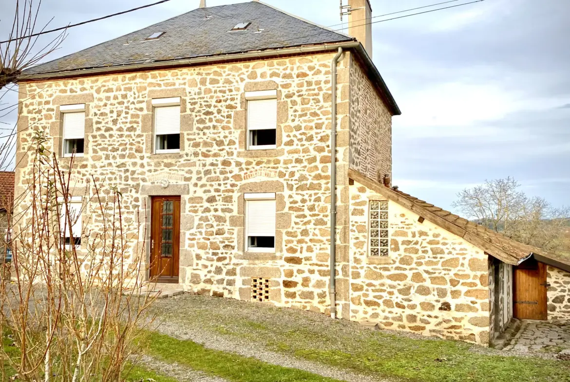 Maison en pierres avec vue et dépendance à Le Mayet de Montagne 