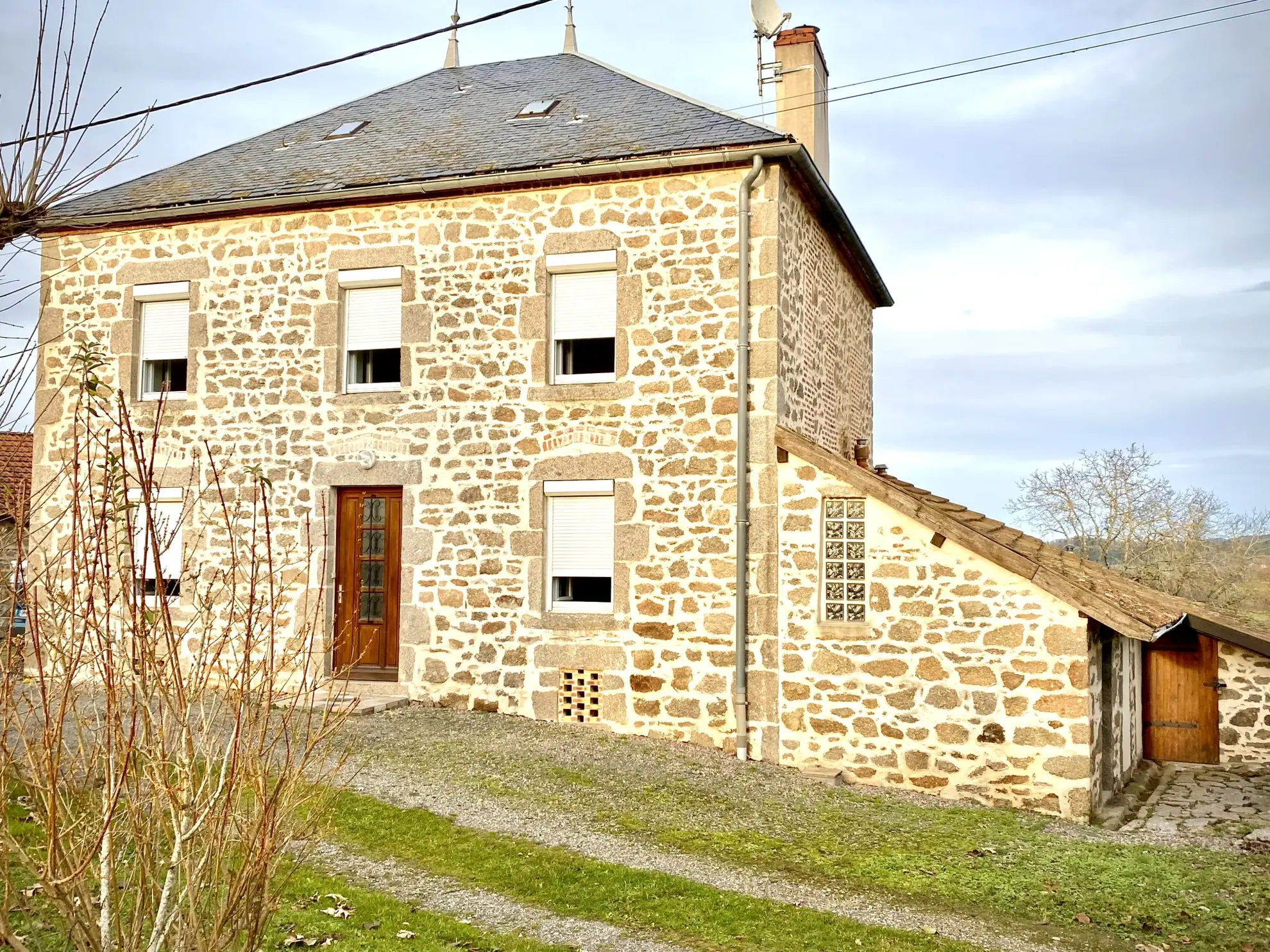 Maison en pierres avec vue et dépendance à Le Mayet de Montagne 