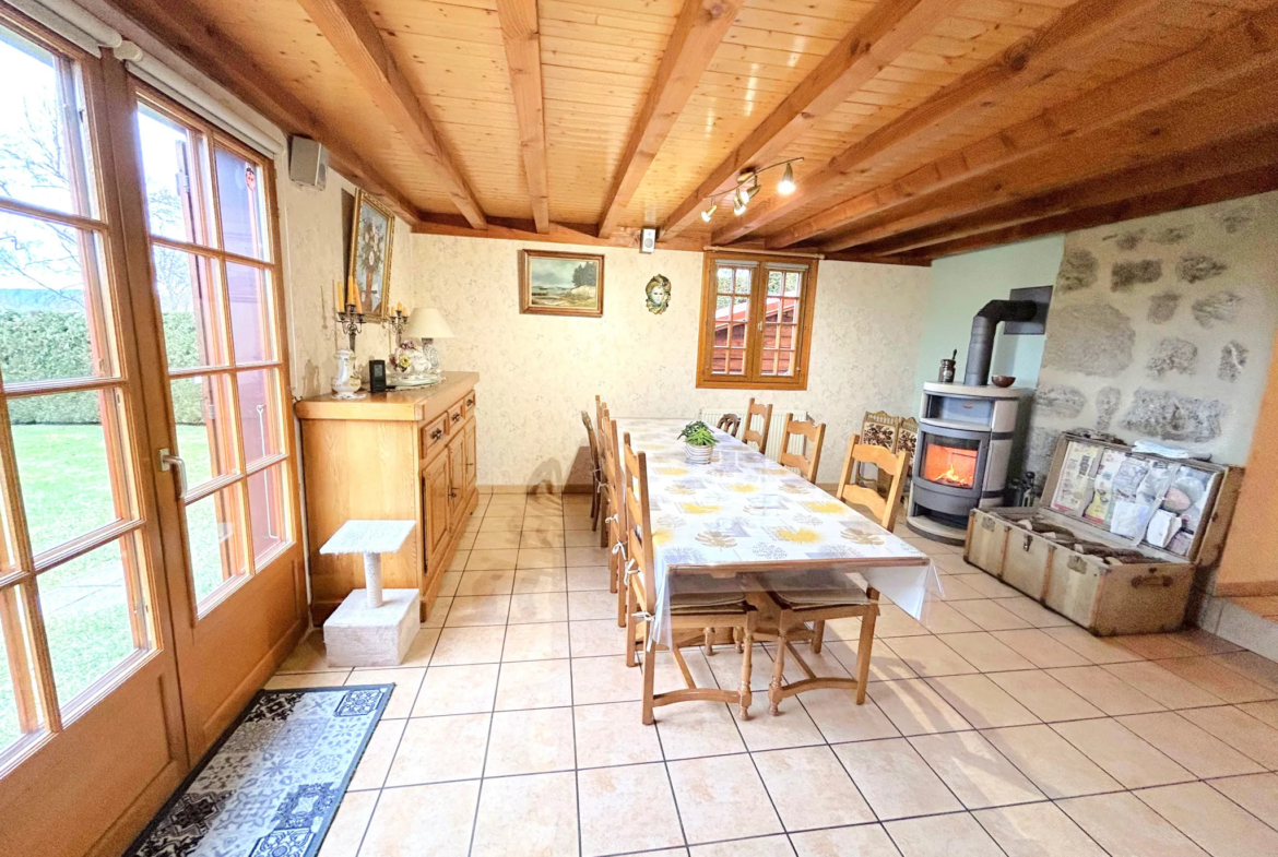 Maison familiale avec 3 chambres à Usson-en-Forez à vendre pour 159 000 € 