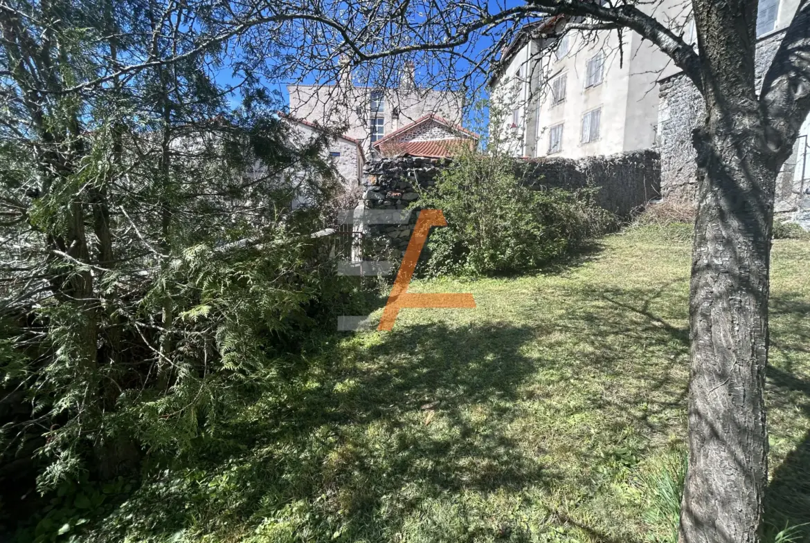 Maison de Village Rénovée avec Jardin à Le Monastier sur Gazeille 