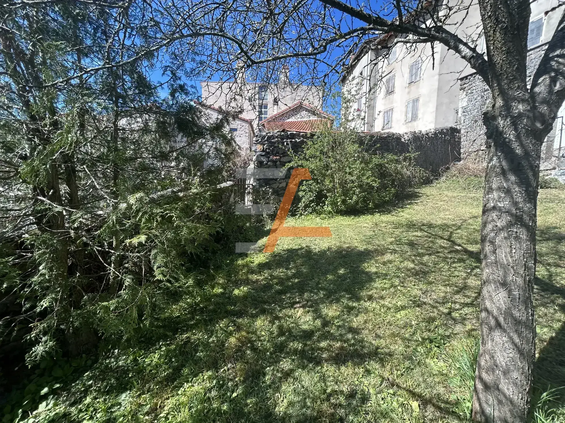 Maison de Village Rénovée avec Jardin à Le Monastier sur Gazeille 