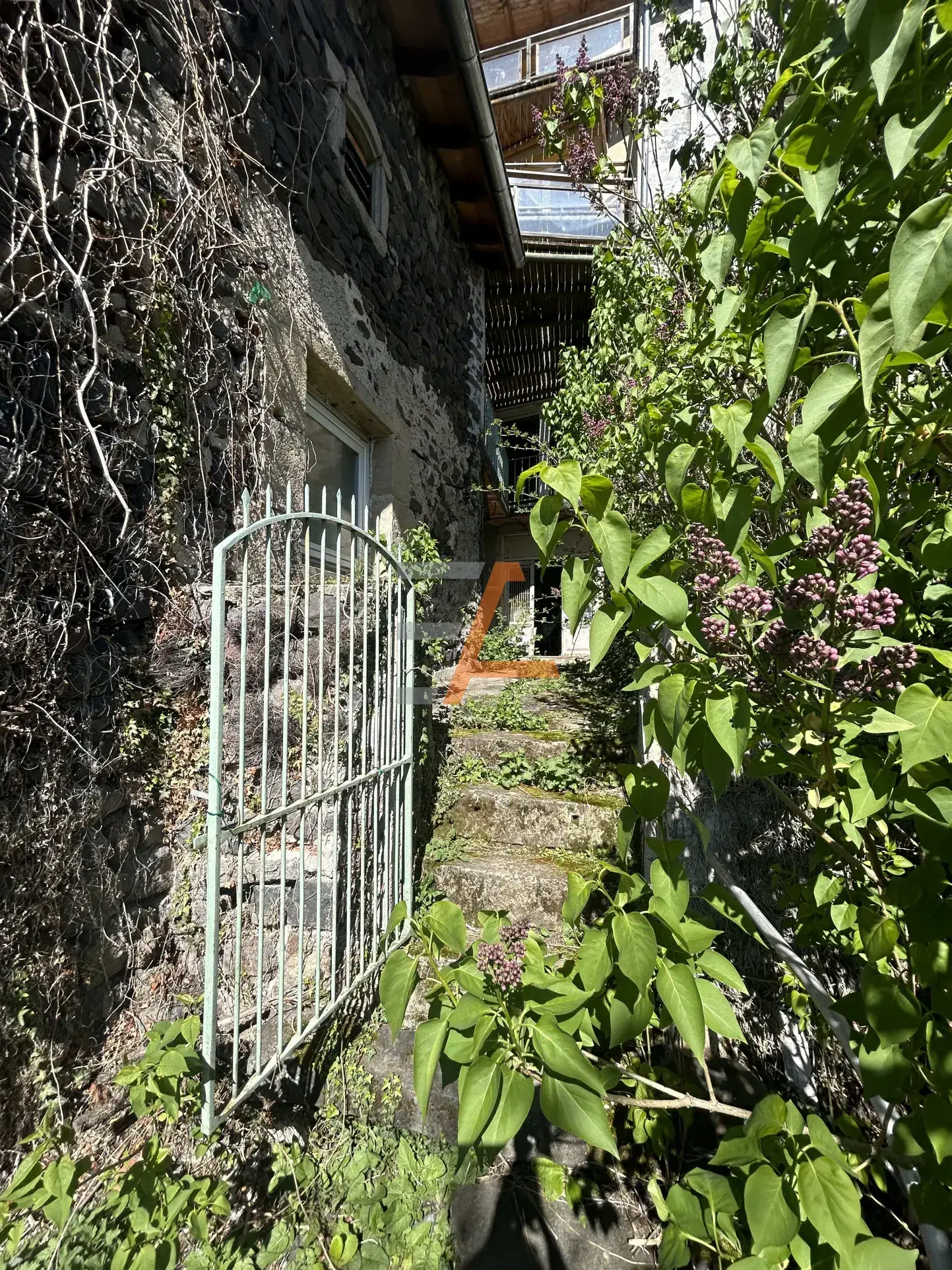 Maison de Village Rénovée avec Jardin à Le Monastier sur Gazeille 