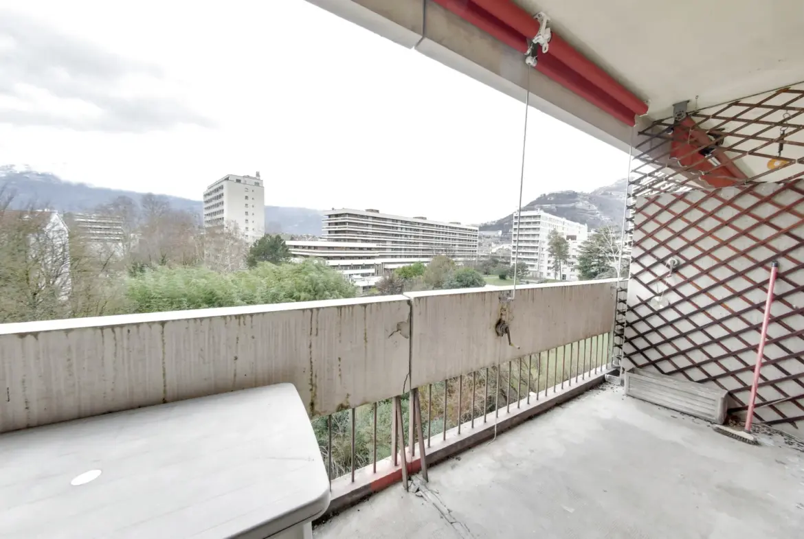 Appartement T1 avec balcon sur la place Jean Moulin à Grenoble 