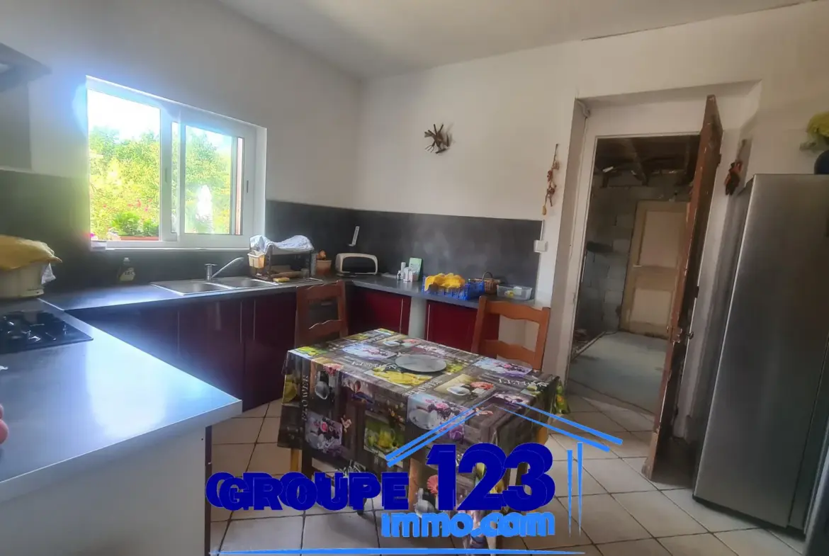 Maison à rénover à Champlost - 90 m² sur 5 000 m² de terrain 