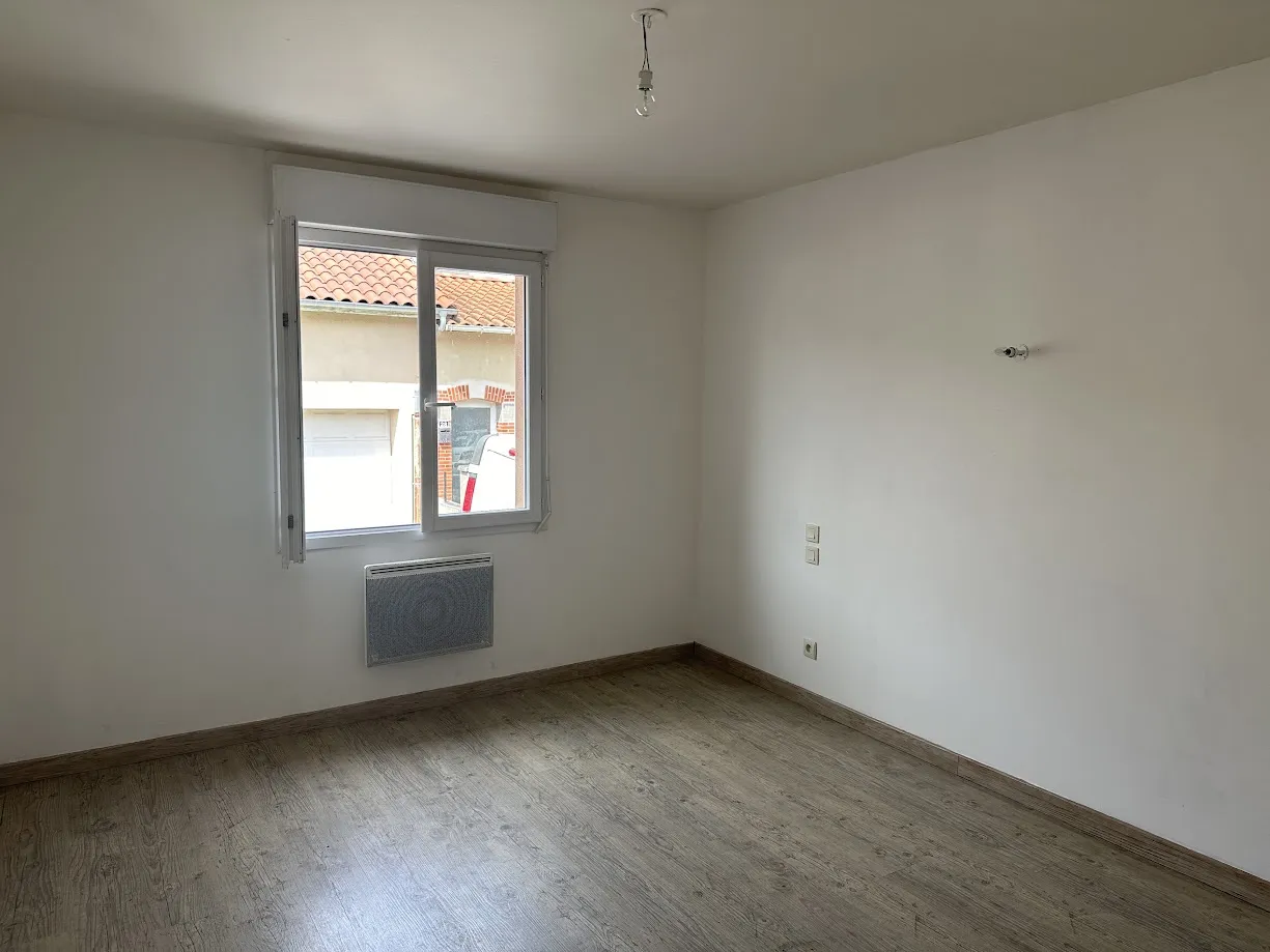 Maison Plain-pied à Fleurance - 2 Chambres, Garage, 219000 € 