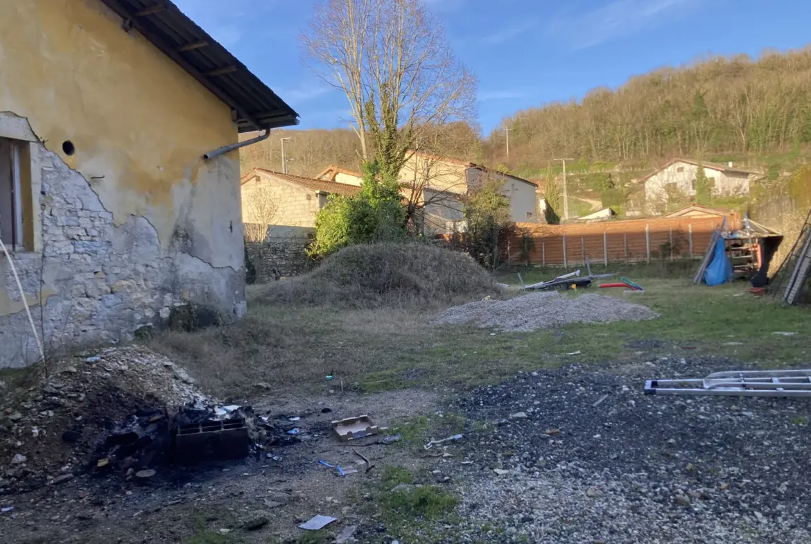 À Sault Brenaz, 2 granges mitoyennes sur 279 m² à rénover 