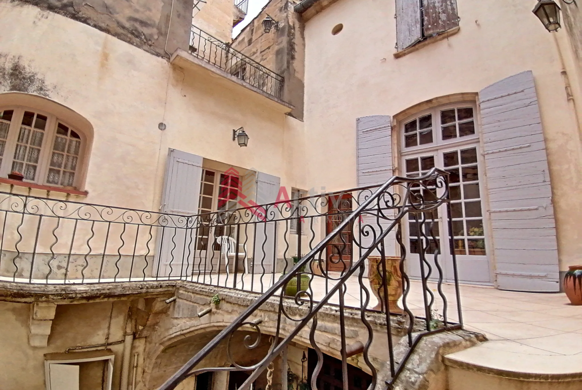 Belle maison de maître à rénover à Beaucaire 