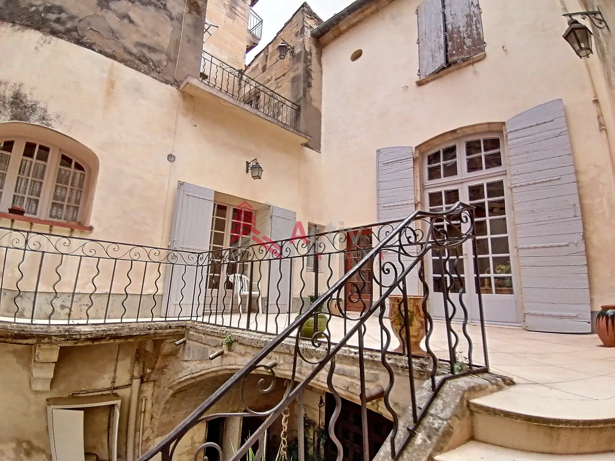 Belle maison de maître à rénover à Beaucaire 