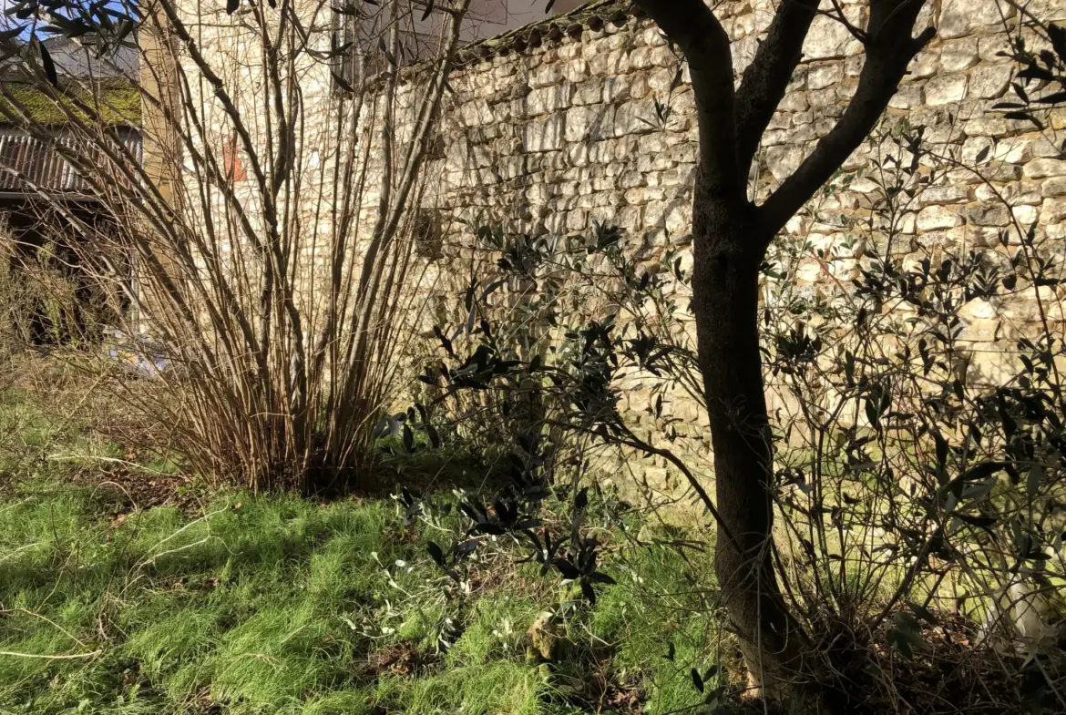 Maison à vendre à Mirebeau, centre-ville avec jardin et garage 