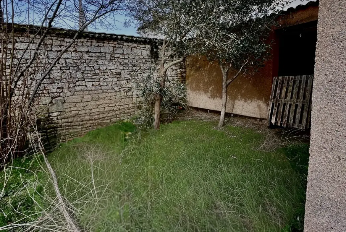 Maison à vendre à Mirebeau, centre-ville avec jardin et garage 