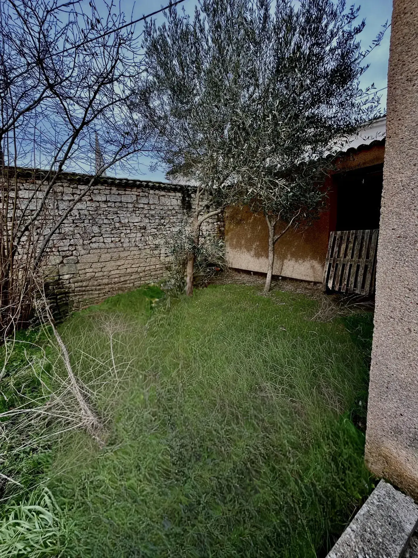 Maison à vendre à Mirebeau, centre-ville avec jardin et garage 