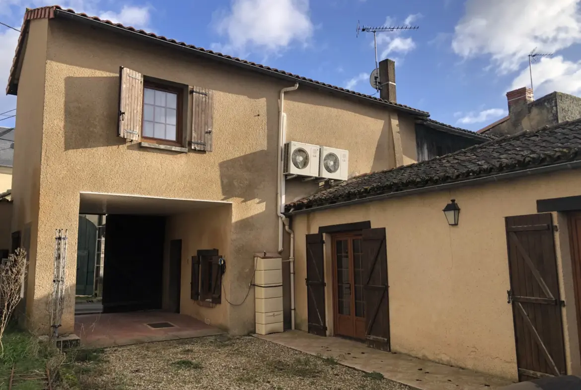 Maison à vendre à Mirebeau, centre-ville avec jardin et garage 