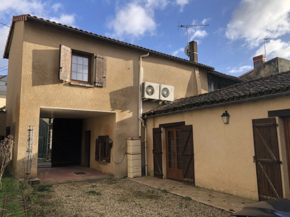 Maison à vendre à Mirebeau, centre-ville avec jardin et garage