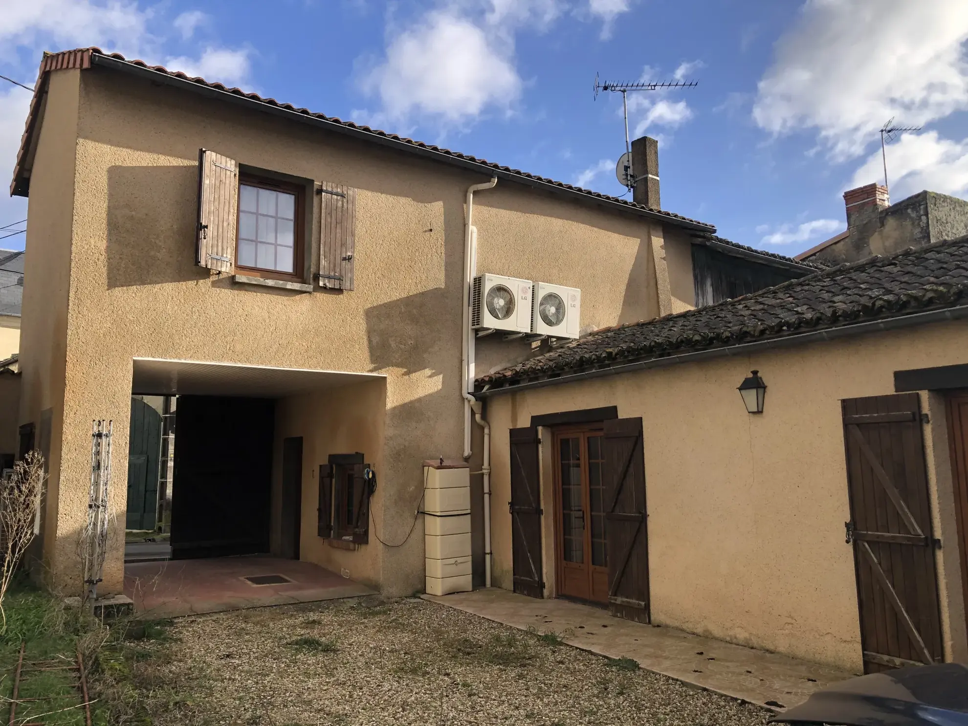 Maison à vendre à Mirebeau, centre-ville avec jardin et garage 