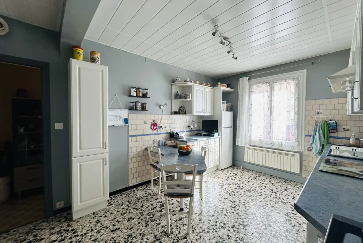 Maison spacieuse F5 à vendre à Saint-Laurent-de-Cerdans 