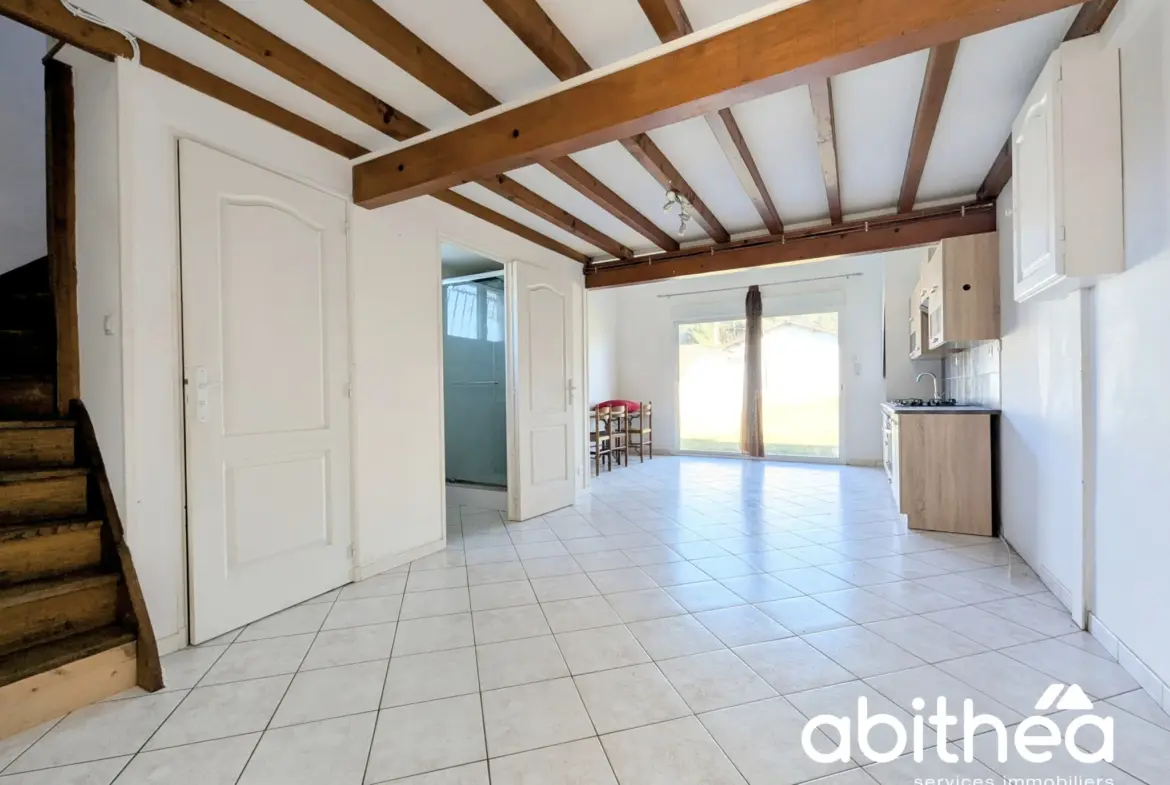 A vendre : Maison F4 avec Appartement T2 et grands Garages 