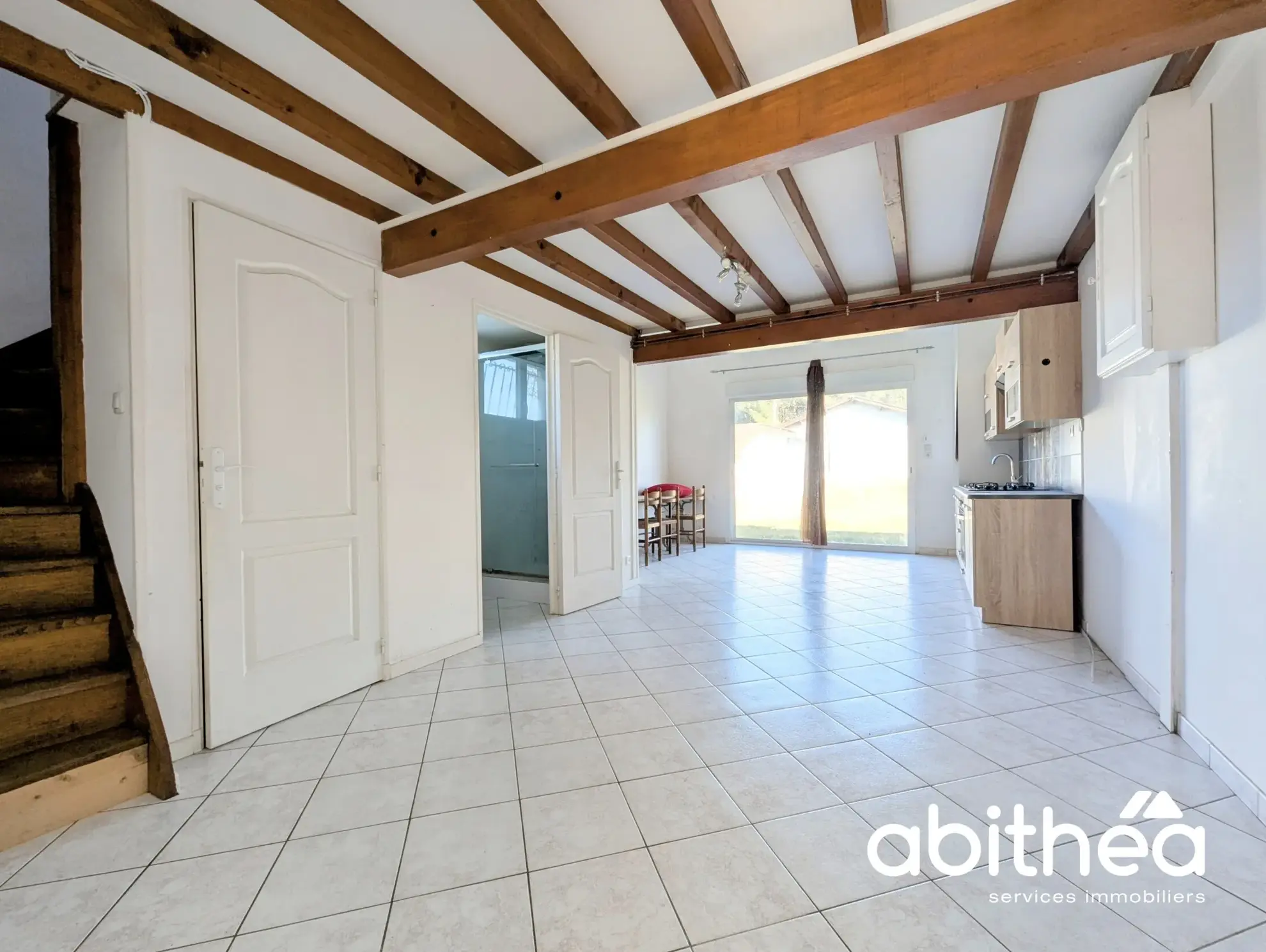 A vendre : Maison F4 avec Appartement T2 et grands Garages 