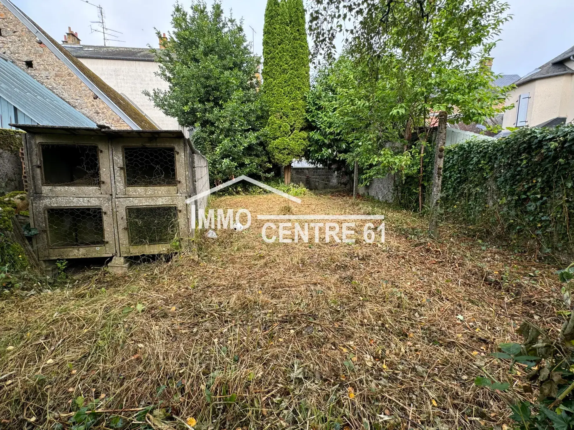 Maison de ville avec jardin à Carrouges à rénover 