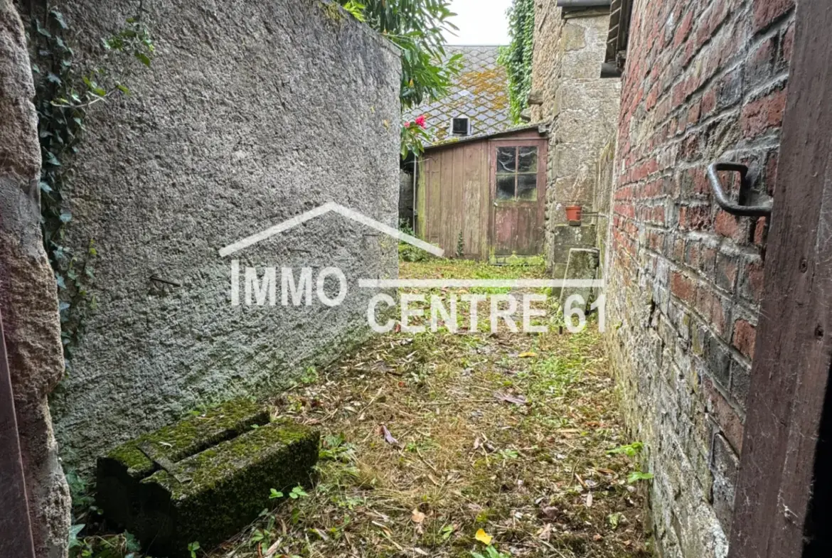 Maison de ville avec jardin à Carrouges à rénover 