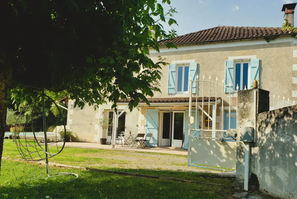 Maison lumineuse et spacieuse à Bazas avec piscine 