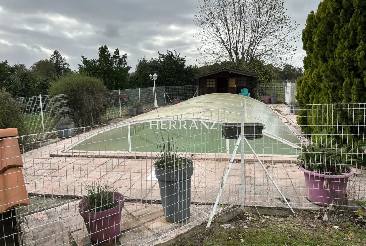 Maison familiale à Saint Denis de Pile : 4 chambres et piscine sur 6200 m² 