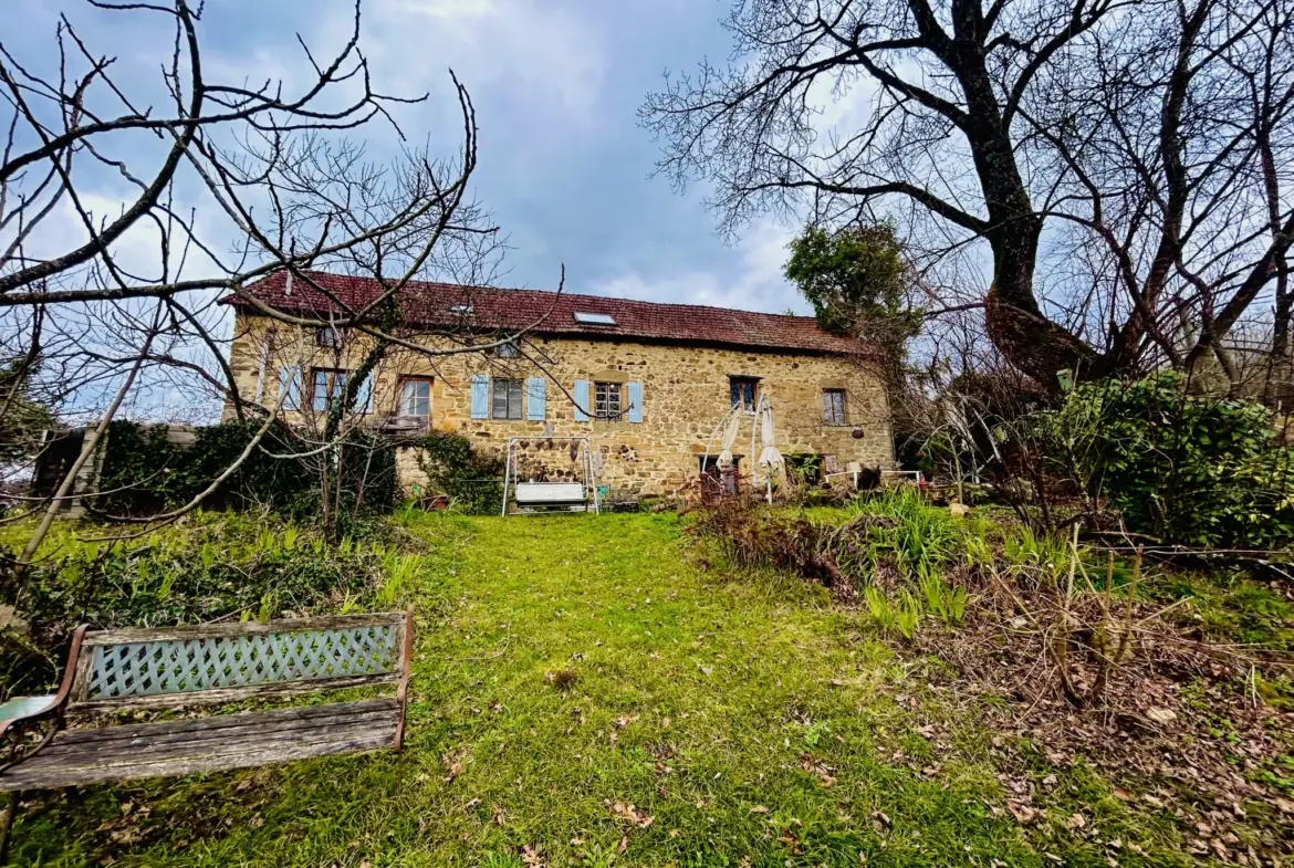 Maison atypique avec jardin à Lostanges 