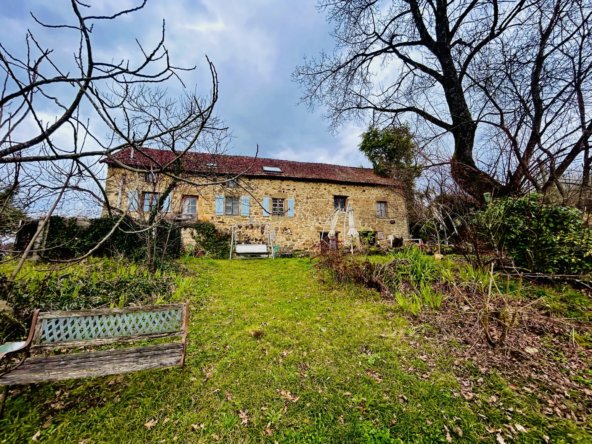 Belle maison atypique à vendre à Lostanges avec jardin