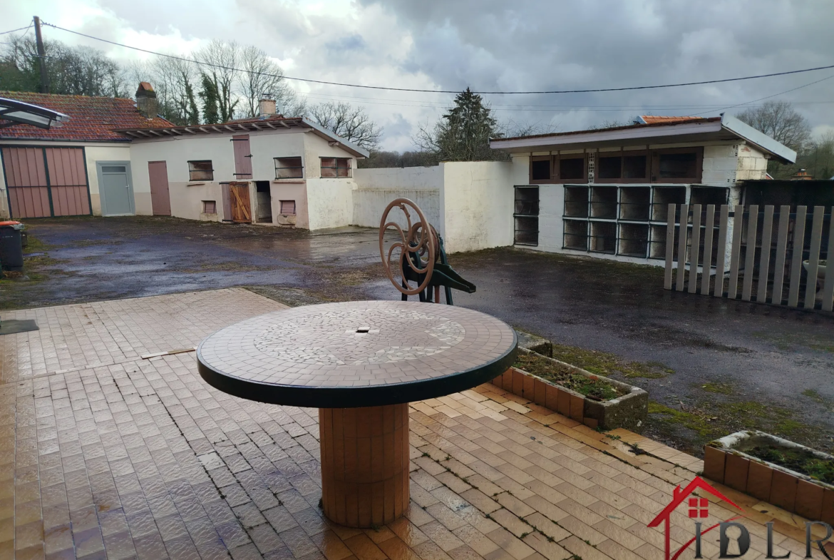 Corps de Ferme Habitable à Saint Broingt le Bois 