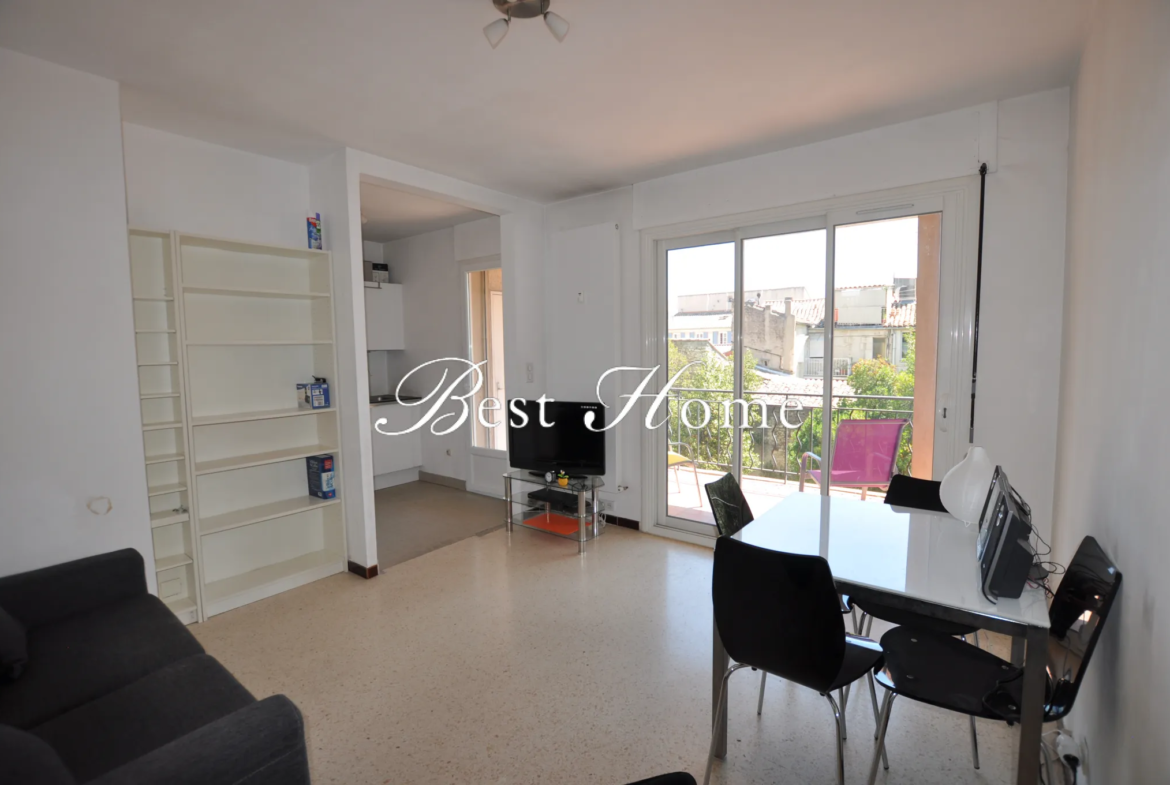 À vendre : Studio meublé avec terrasse à Nîmes Centre 