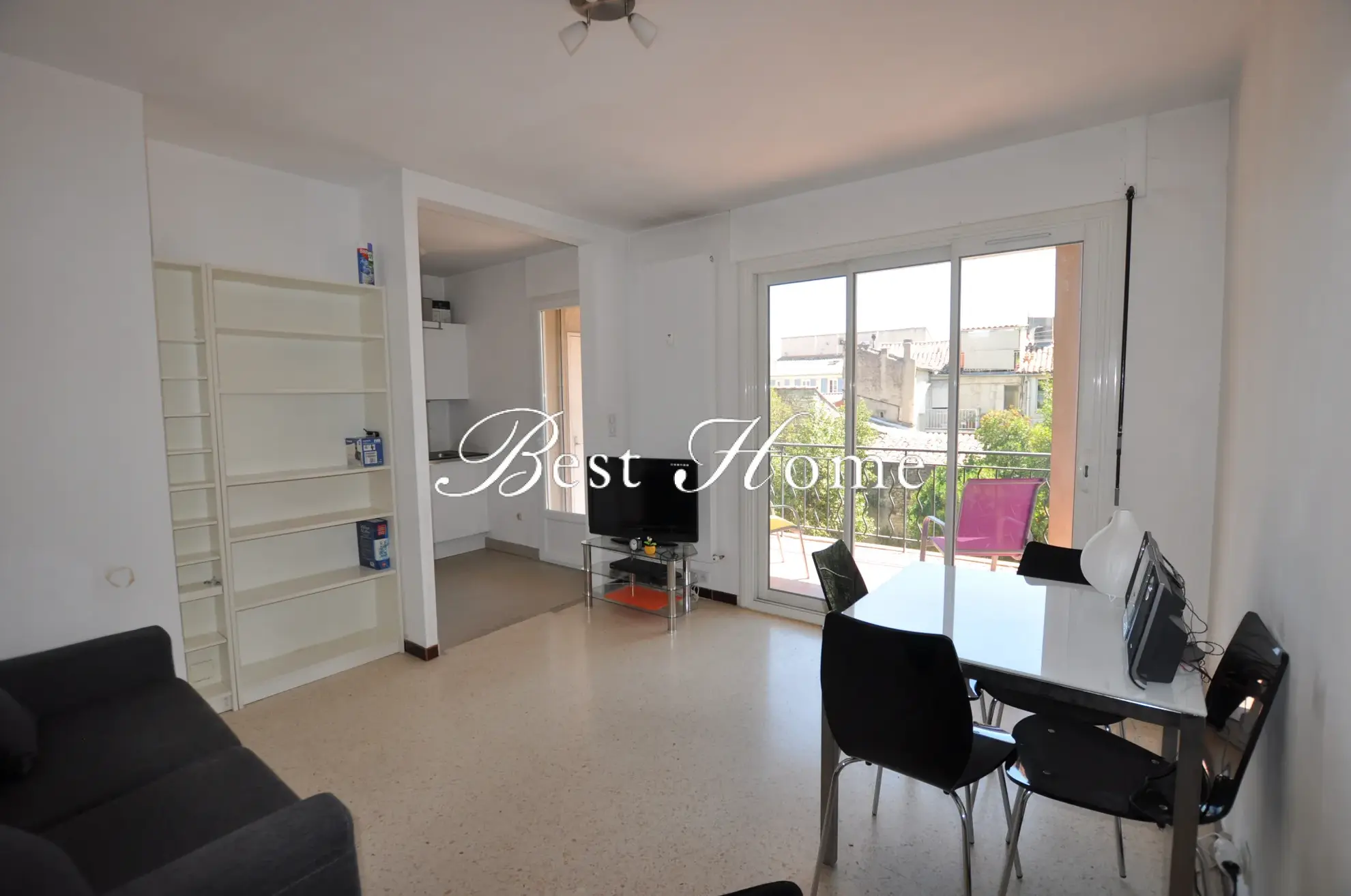 À vendre : Studio meublé avec terrasse à Nîmes Centre 