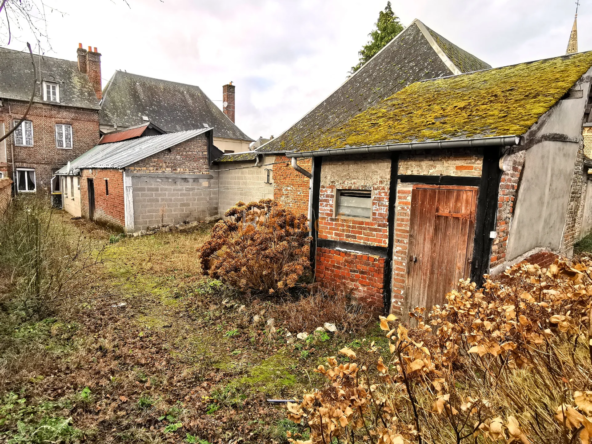 Maison de ville avec jardin à rénover à Auffay