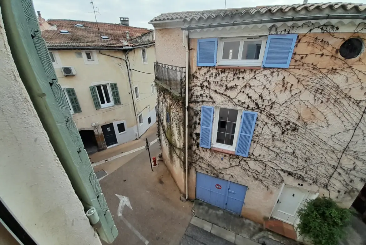 Maison de ville rénovée avec garage à Cuers 