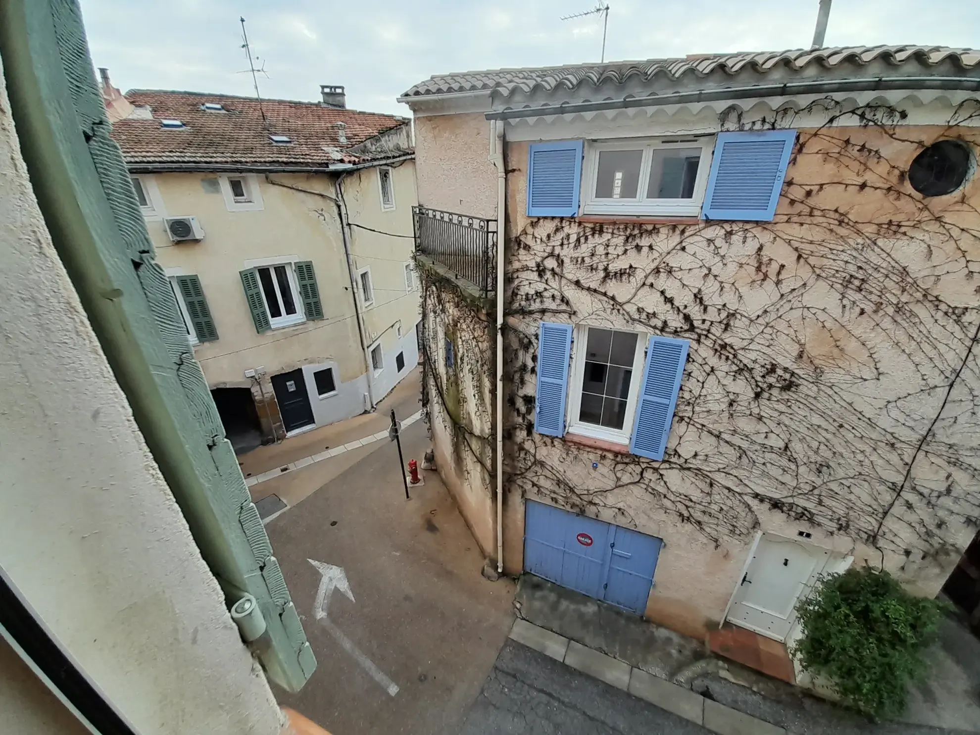 Maison de ville rénovée avec garage à Cuers 